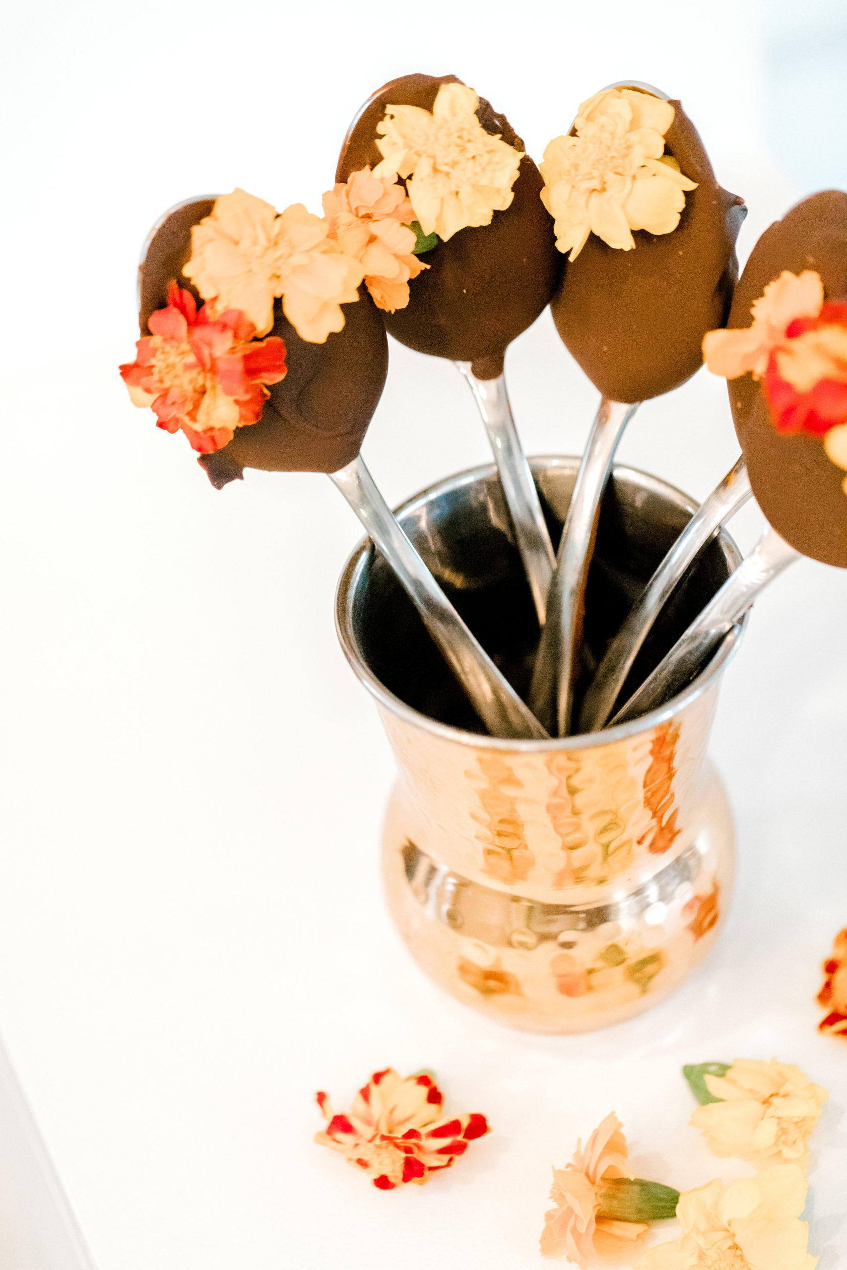 Colheres com cobertura de chocolate Tamera Mowry's + flores comestíveis -  Mulheres de Hoje